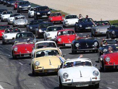 Porsche de varias &eacute;pocas sobre la pista del circuito catal&aacute;n de Montju&iuml;c en un evento similar al que se celebrar&aacute; en Madrid, en Jarama, del 14 al 16 de octubre.