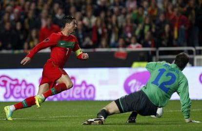 Cristiano Ronaldo marca el tercer gol de Portugal.