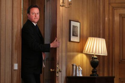 El primer ministro británico, David Cameron, entra en la sala de prensa de Downing Street, en el centro de Londres.