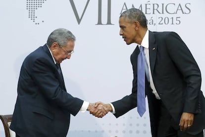 El presidente de Estados Unidos, Barack Obama (der.), estrecha la mano del presidente cubano, Ra&uacute;l Castro (izq.), en un hist&oacute;rico encuentro bilateral en la VII Cumbre de las Am&eacute;ricas en Ciudad de Panam&aacute; en abril de 2015.