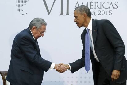 El presidente de Estados Unidos, Barack Obama (der.), estrecha la mano del presidente cubano, Raúl Castro (izq.), en un histórico encuentro bilateral en la VII Cumbre de las Américas en Ciudad de Panamá en abril de 2015.