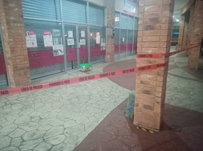 La hielera que contenía una cabeza de cerdo fue dejada este lunes a las puertas del Instituto Electoral de Zapopan.