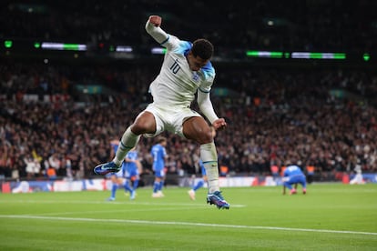 Jude Bellingham celebra un gol de Inglaterra a Italia.