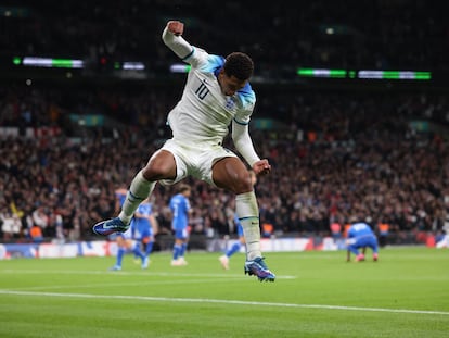 Jude Bellingham celebra un gol de Inglaterra a Italia.