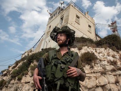 El reservista israelí Tomer, de origen argentino, este martes en el puesto de control de la frontera con Líbano en Rosh Hanikra.