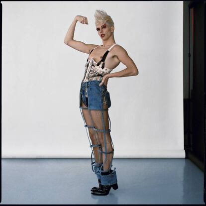 Samantha Hudson lleva un ‘look’ del desfile con que Gaultier Paris se despidió de la Alta Costura el pasado mes de enero.
