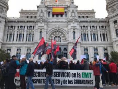 Protesta de trabajadores de la EMT ante la sede del Ayuntamiento.