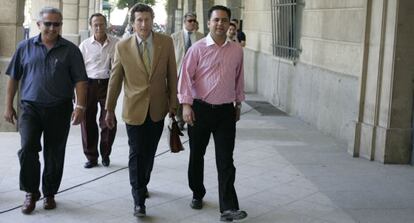 El exalcalde de Camas Agustin Pav&oacute;n, a la derecha, durante un momento de la investigaci&oacute;n judicial del caso Camas.