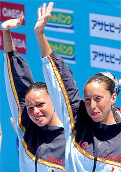 Gemma Mengual y Paola Tirados, saludan desde el podio