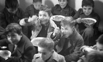 Madrid, 24 de diciembre de 1941. Comida navideña para niños pobres en el barrio de Doña Carlota.