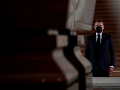 Emmanuel Macron, frente a la tumba de Napoleón en el bicentenario de su muerte, el pasado 5 de mayo.