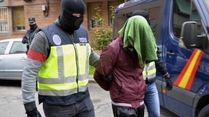 La policía detiene a un hombre en una operación antiyihadista.