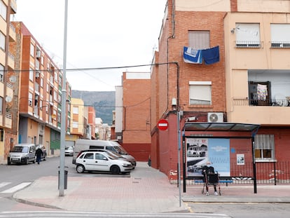 Parte lateral de la vivienda donde una mujer de 27 años embarazada resultó herida por arma de fuego en la noche del 14 de febrero, en La Vall d’Uixó (Castellón).