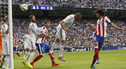 Tiago abre el marcador en la victoria del Atlético en el Bernabéu (1-2) en el partido de la primera vuelta de la Liga de esta temporada.