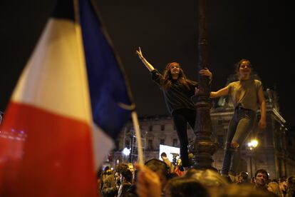 Dos chicas votantes de Macron celebran el triunfo de este a las presidenciales.