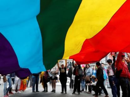 Las bodas entre personas del mismo sexo son legales en 22 países. Mientras, una oleada de Estados prepara normas para reprimir al colectivo LGTBI