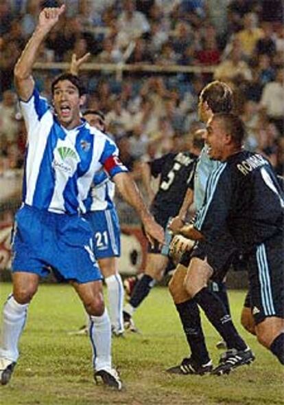 Fernando Sanz protesta al árbitro la posición de Ronaldo en el primer gol del Real Madrid.