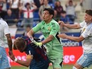 El argentino Esteban Andrada, en el momento de agredir a Pulido.