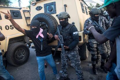 El tiroteo entre las dos fuerzas de seguridad ha dejado al menos dos muertos y una docena de heridos.