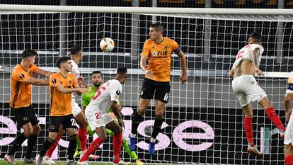 Lucas Ocampos marca de cabeza el gol del triunfo del Sevilla al rematar un centro de Banega.