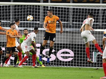 Lucas Ocampos marca de cabeza el gol del triunfo del Sevilla al rematar un centro de Banega.