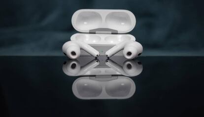 AirPods de Apple con reflejo