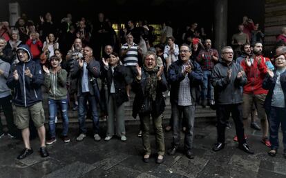 Los vecinos aplauden a la llegada del material electoral.