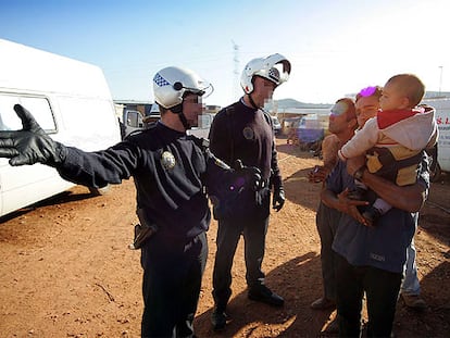 Desalojo pacífico del campamento de temporeros en La Vall d'Uixó