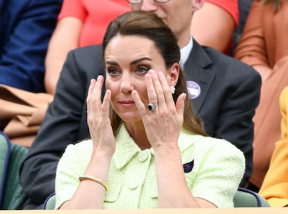 Al final el partido, la Princesa de Gales bajó a la pista central para entregar el trofeo de plata con el que se distingue a las campeonas de Wimbledon (que además ganan más de dos millones de libras) y aprovechó para acercarse a Ons Jabeur, consolarla y mostrarle su cariño. Las imágenes, difundidas por el propio torneo, son tan emotivas como toda la serie de fotos