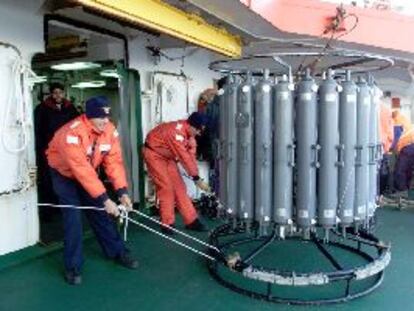 La tripulación del buque oceanográfico prepara un muestreo del agua marina.