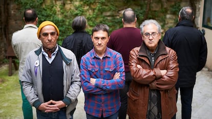Peio, Mikel, Jesús, y, de espaldas, otros cuatro miembros de la Asociación de Víctimas de Abusos en Centros Religiosos de Navarra, en 2019.