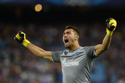 El portero del Zenit, Yury Lodygin, celebra el gol de su compañero Hulk contra el Atlético.