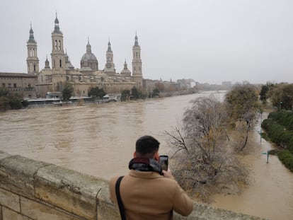 Crecida del río Ebro en su paso por Zaragoza, este martes.