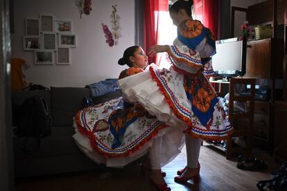 Una mujer ayuda a otra a colocarse su traje. Es tradición reunir a 16 parejas con escasos recursos a los que el Ayuntamiento de Lisboa casa en ceremonias costeadas por el consistorio.