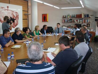 Dirigentes socialistas con representantes de la comunidad educativa valenciana.