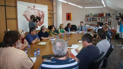 Dirigentes socialistas con representantes de la comunidad educativa valenciana.