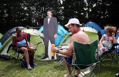 Un grupo de fanáticos se reúne en un campamento instalado a las afueras del club de tenis junto a un recorte de cartón del español Rafael Nadal antes del inicio de Wimbledon.