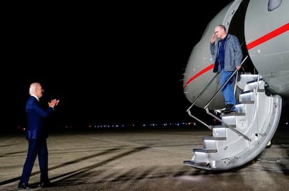 Joe Biden saluda al exmilitar estadounidense Paul Whelan en la base aérea Andrews, en Maryland (EE UU).