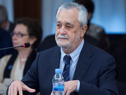 El expresidente andaluz José Antonio Griñán responde a las preguntas del fiscal en el juicio de la pieza política del 'caso ERE' en abril de 2018 en Sevilla.
