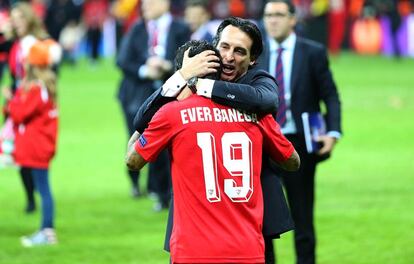 Emery abraza a Banega al finalizar el encuentro