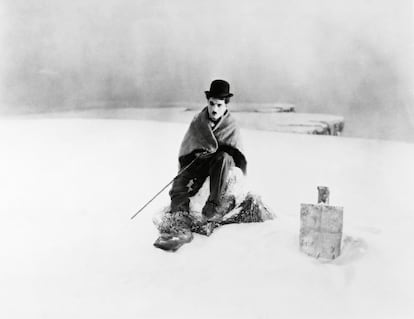 <b>Juliette Binoche. París (Francia), 56 años. Oscar a la mejor actriz secundaria por <i>El paciente inglés</i> (1966).</b>“Mi primera vez fue viendo cortometrajes de Charles Chaplin. Fui con el colegio, mi madre no tenía tiempo para llevarme a esas cosas, aunque el cine estaba a espaldas de mi casa, a las afueras de París. Recuerdo exactamente donde me senté. Me impresionó que las historias que veía me hacían reír, me llenaban de felicidad, pero a la vez me sumían en un mar de emociones, me acongojaban hasta hacerme saltar las lágrimas. Dos sentimientos tan opuestos y a la vez tan unidos. No me dividían, me embargaban a la vez. Me marcó. Desde entonces fui al cine todos los miércoles por la tarde”.