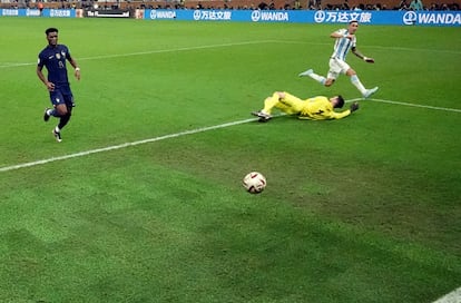 Ángel Di María marca el segundo gol de Argentina en la final contra Francia. 