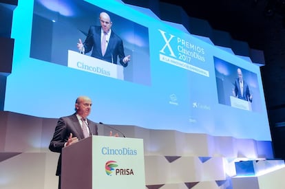 El ministro de Economía Luis de Guindos, durante su intervención en los Premios Cinco Días a la innovación empresarial, patrocinados por Repsol y Caixabank, y con la colaboración de Beon Worldwide.