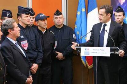 Sarkozy se dirige a los policías en la comisaría de Evreux bajo la atenta mirada del presidente de la Asamblea Nacional, Jean-Louis Debre (izquierda).