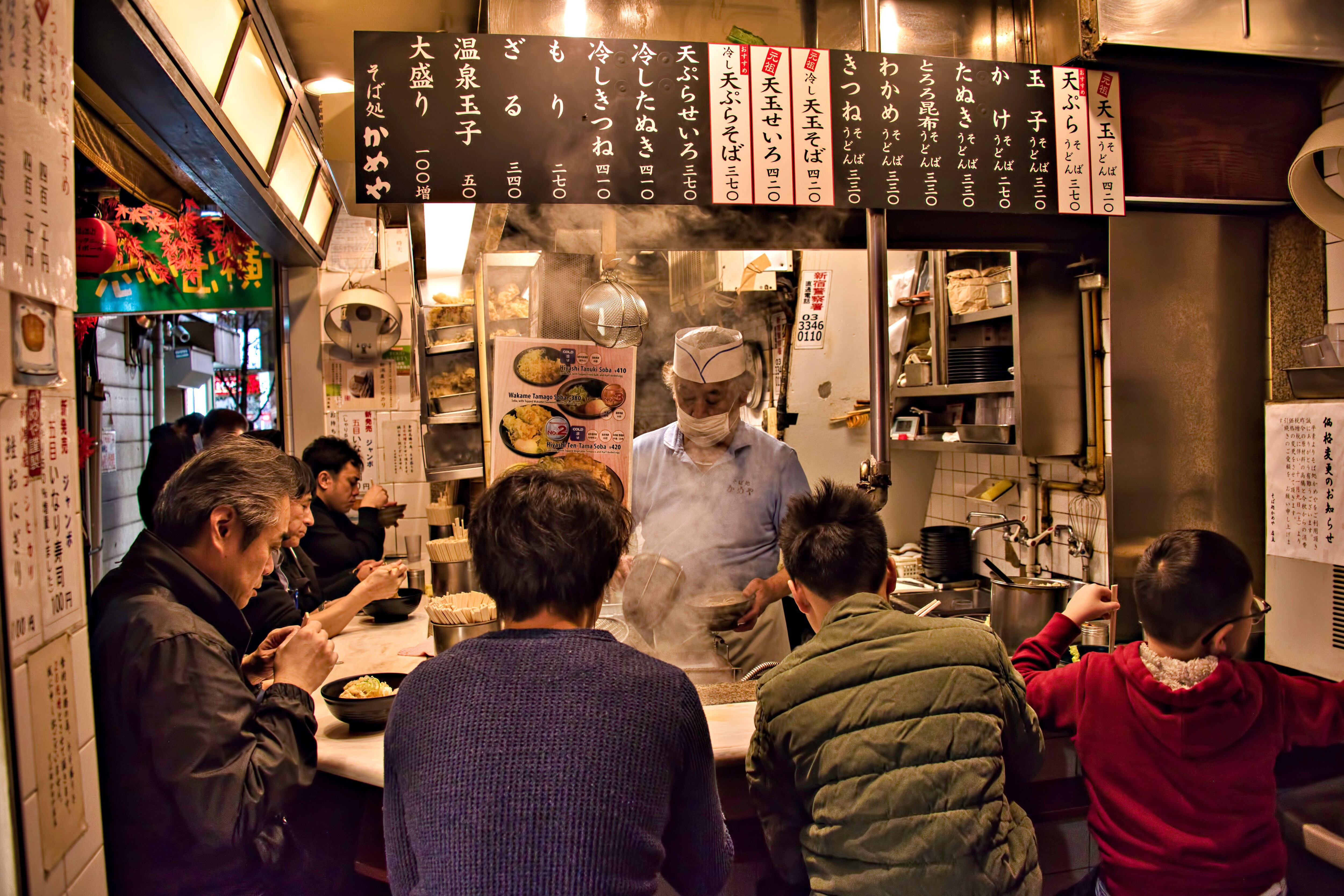 El espacio promedio del bar de 'yokocho' es de unos 10 metros cuadrados. En la imagen, una taberna tradicional en el Omoide Yokocho, en Tokio.