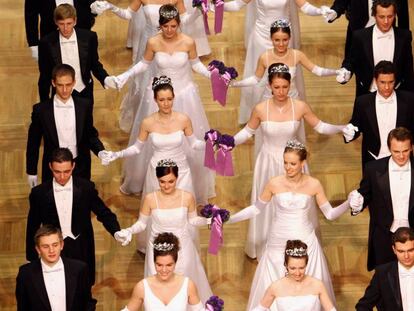 Varias parejas de debutantes en el tradicional baile de la Ópera de Viena.