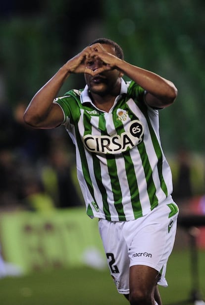 El jugador colombiano del Betis Dorlan Pabón llegó cedido en el mercado de invierno de 2013 del Monterrey de Colombia. En la foto, Pabón celebra un gol en un partido de Liga ante el Málaga, el pasado 24 de febrero.