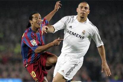 Ronaldinho, a la izquierda, y Ronaldo, durante un partido de Liga en abril de 2006.