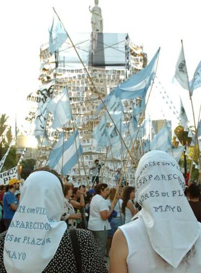 Las Madres de la Plaza de Mayo, durante una de sus marchas.