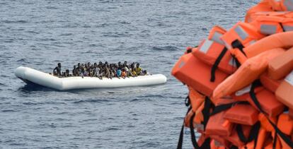 Una barcaza cargada de migrantes y refugiados en el Mediterr&aacute;neo.